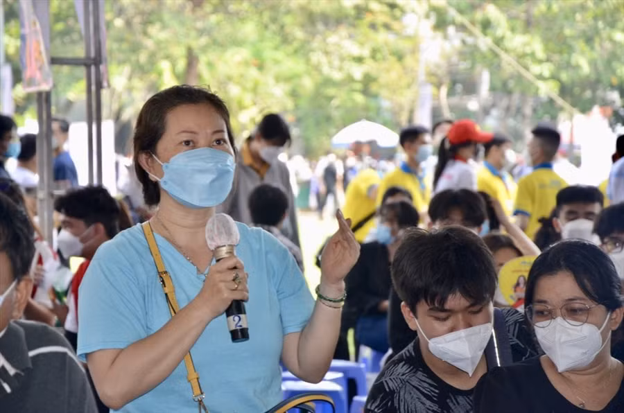 Phụ huynh đặt câu hỏi tại chương trình. Ảnh: Huyên Nguyễn