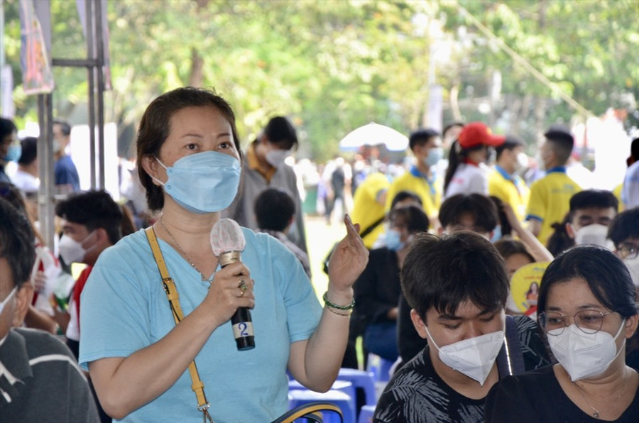 Phụ huynh đặt câu hỏi tại chương trình. Ảnh: Huyên Nguyễn