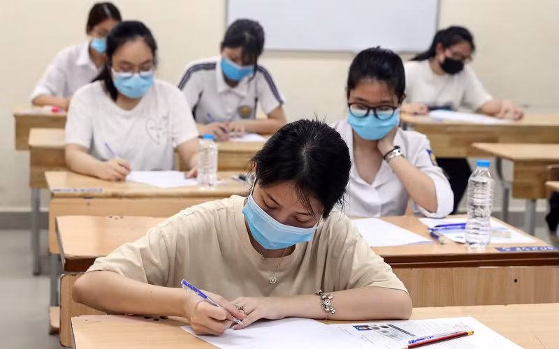 Thí sinh dự thi kỳ thi tốt nghiệp THPT năm 2021 tại điểm thi trường THPT Chu Văn An (Hà Nội). Ảnh: Duy Linh