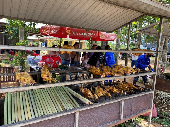 Cơm lam, gà nướng là đặc sản ở Măng Đen thu hút du khách dừng chân thưởng thức. Cơm lam, gà nướng là đặc sản ở Măng Đen thu hút du khách dừng chân thưởng thức.