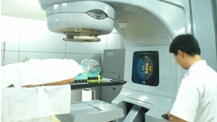  Đầu tư 1 máy gia tốc tuyến tính đa năng lượng (máy xạ trị) là nội dung điều chỉnh tại khoản 2 Điều 1 về điều chỉnh chủ trương đầu tư dự án trang-thiết bị Bệnh viện vệ tinh ung bướu. (Ảnh minh họa, nguồn internet)