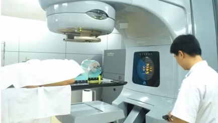  Đầu tư 1 máy gia tốc tuyến tính đa năng lượng (máy xạ trị) là nội dung điều chỉnh tại khoản 2 Điều 1 về điều chỉnh chủ trương đầu tư dự án trang-thiết bị Bệnh viện vệ tinh ung bướu. (Ảnh minh họa, nguồn internet)