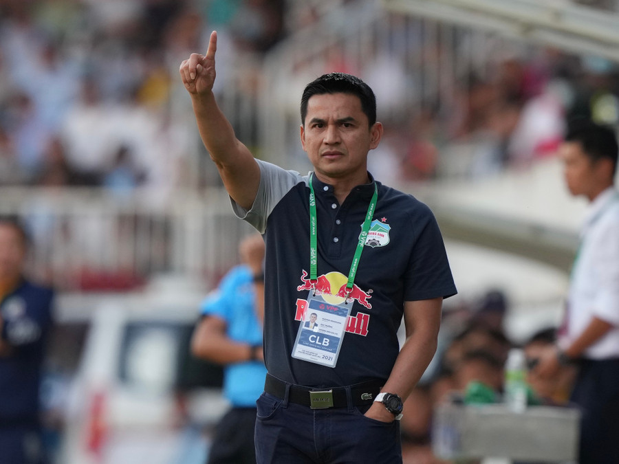 HLV Kiatisak thôi thúc học trò chơi quyết tâm hơn. Ảnh: Độc Lập