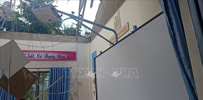 Tâm của lốc xoáy quét qua địa bàn xã Lộc Thành, huyện Bảo Lâm đã làm 2 phòng học tại Trường Tiểu học Nguyễn Khuyến bị tốc mái, trong đó có 1 phòng học bị tốc mái hoàn toàn. Ảnh: TTXVN