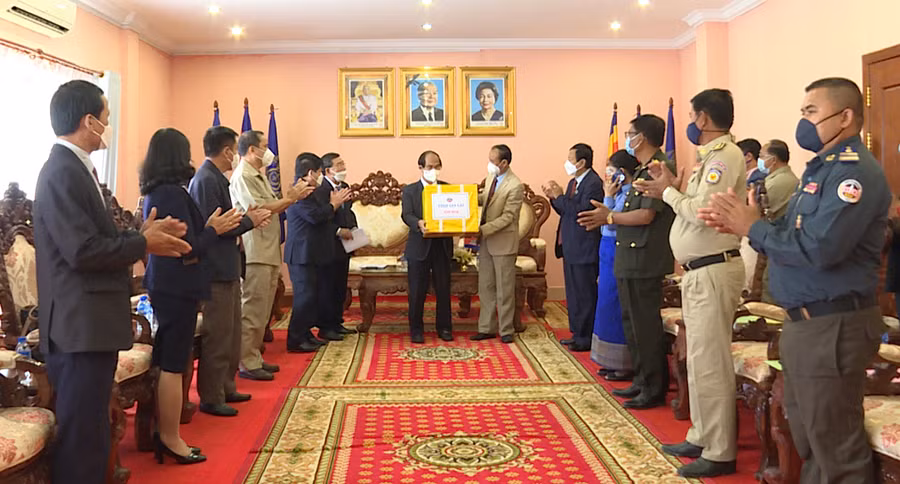 Đồng chí Võ Ngọc Thành (bìa trái) tặng quà chúc Tết lãnh đạo tỉnh Stung Treng (Vương quốc Campuchia). Ảnh: Đoàn Bình