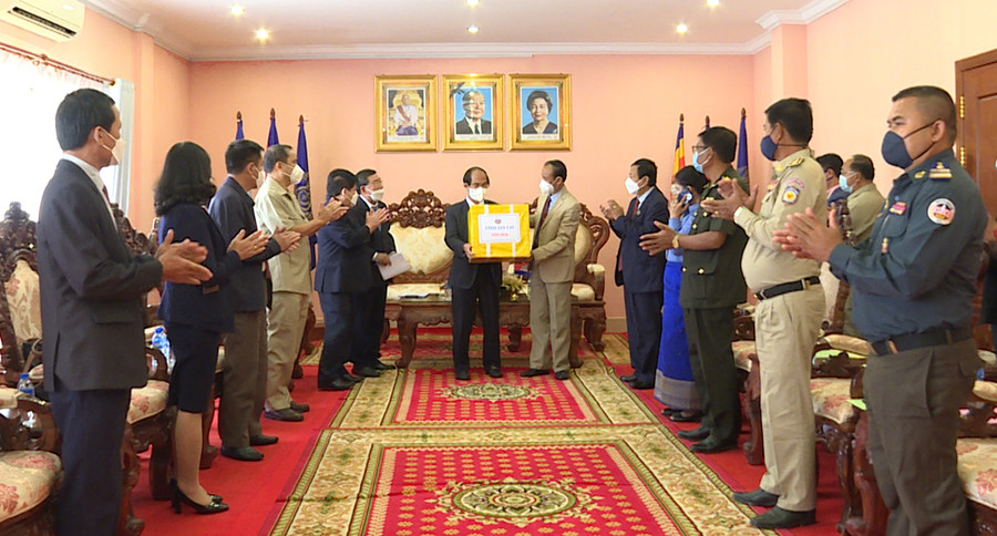 Đồng chí Võ Ngọc Thành (bìa trái) tặng quà chúc Tết lãnh đạo tỉnh Stung Treng (Vương quốc Campuchia). Ảnh: Đoàn Bình