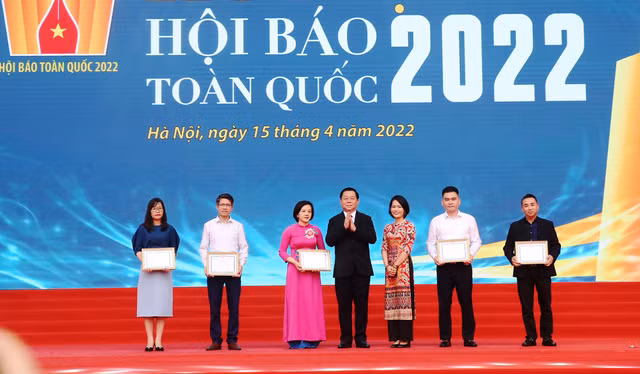 Bí thư Trung ương Đảng, Trưởng Ban Tuyên giáo Trung ương Nguyễn Trọng Nghĩa trao giải A cho các đơn vị đoạt giải - Ảnh: VGP/Hoàng Giang