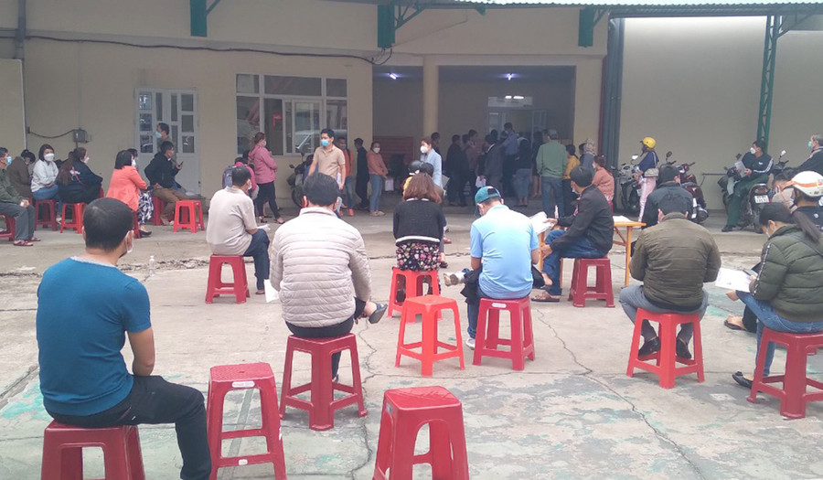 Người dân chờ được gọi tên thứ tự để nộp hồ sơ liên quan đến đất đai. Ảnh: Lê Anh  Người dân chờ được gọi tên thứ tự để nộp hồ sơ liên quan đến đất đai. Ảnh: Lê Anh