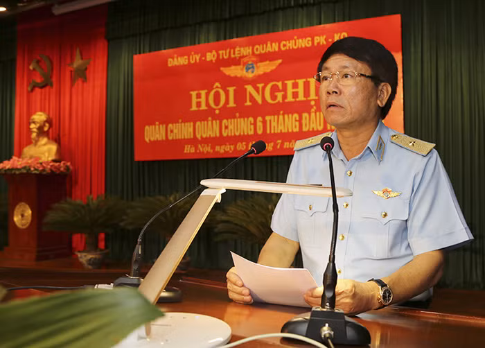 Trung tướng Vũ Văn Kha, quyền Tư lệnh Quân chủng Phòng không - Không quân được bàn giao chức trách Bí thư Đảng ủy và các mặt hoạt động công tác Đảng Quân chủng Phòng không - Không quân từ ngày 28/4. Ảnh: MOD