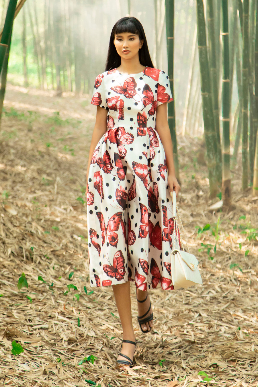 Họa tiết hoa hồng gắn liền với sự thành công của Đỗ Mạnh Cường trên con đường thời trang cũng được tiếp tục phát triển qua BST lần này. Chúng được cách điệu trên dáng váy cổ yếm, phối nhiều màu sắc nổi bật.