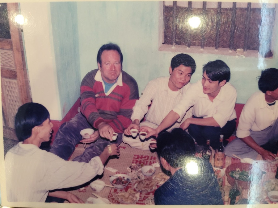 "Ông Tây" Tim mang trong mình chất Nam Bộ đến mức không ngại ngần sà vào một quán ven đường, ăn tô bún mắm bò hóc Trà Vinh hay mua chục bánh tét thay cơm trưa trên những chuyến đi rong ruổi triền miên của mình.