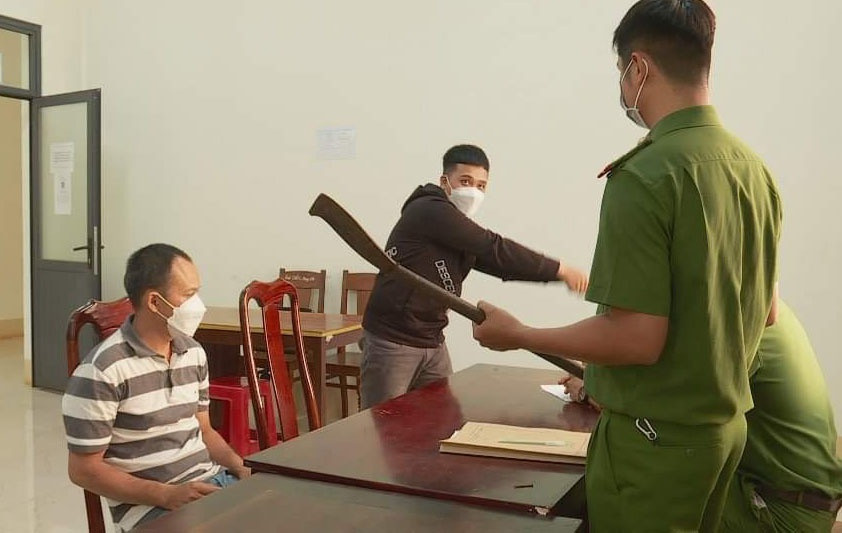 Hai cha con Hào và Bảo tại cơ quan công an. Ảnh: Công an cung cấp