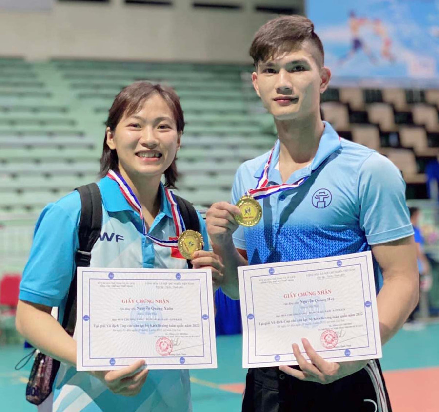 Nữ võ sĩ Lê Thị Nhi giành huy chương vàng Giải Vô địch Cúp Kickboxing toàn quốc 2022. Ảnh: Lê Văn Ngọc