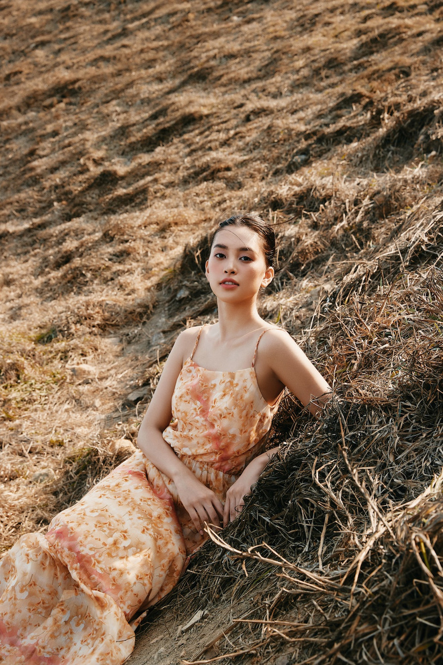  Hoa hậu Tiểu Vy cho biết cô rất bất ngờ khi trở thành nàng thơ của Mơ nhuộm nắng. Buổi chụp hình diễn ra từ sáng đến chiều muộn. Đẫm mình trong gió và nắng của biển, người đẹp biểu cảm đầy thần thái trước ống kính dù thấm mệt
