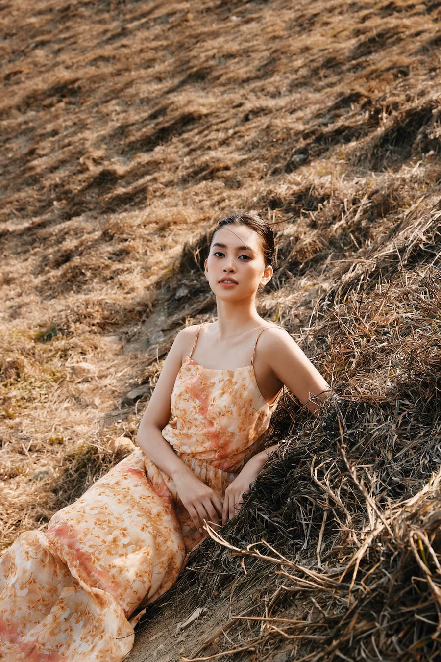  Hoa hậu Tiểu Vy cho biết cô rất bất ngờ khi trở thành nàng thơ của Mơ nhuộm nắng. Buổi chụp hình diễn ra từ sáng đến chiều muộn. Đẫm mình trong gió và nắng của biển, người đẹp biểu cảm đầy thần thái trước ống kính dù thấm mệt