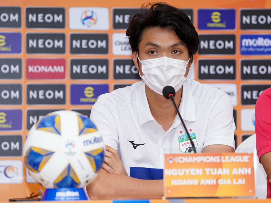 Tuấn Anh trong phần họp báo trước trận gặp Yokohama F.Marinos. Ảnh: Độc Lập