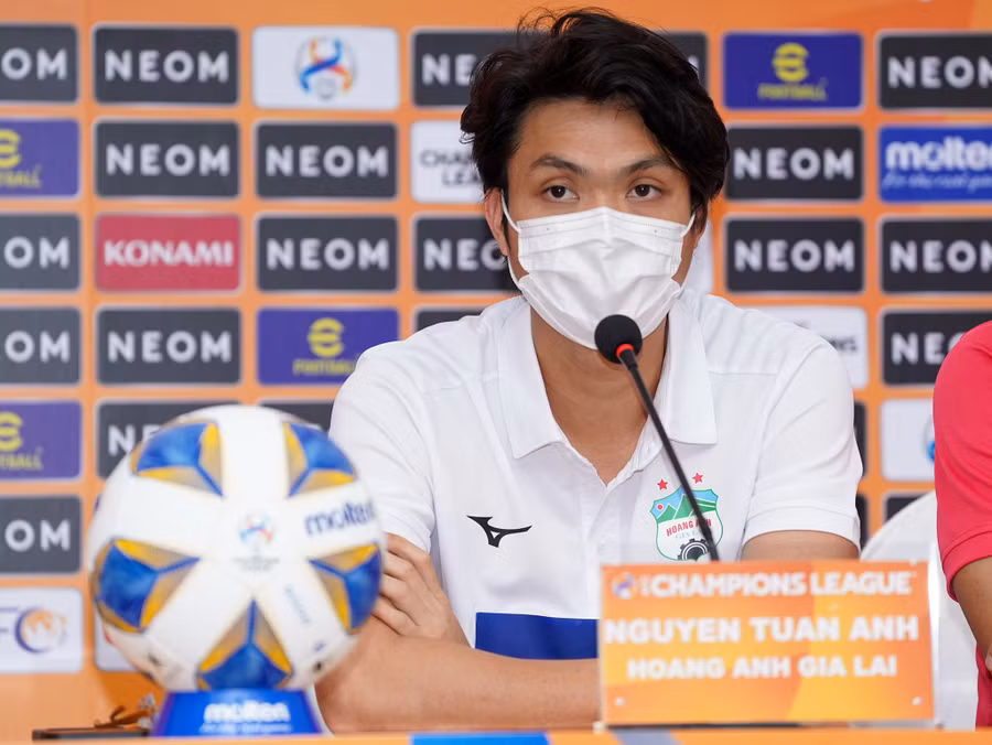 Tuấn Anh trong phần họp báo trước trận gặp Yokohama F.Marinos. Ảnh: Độc Lập