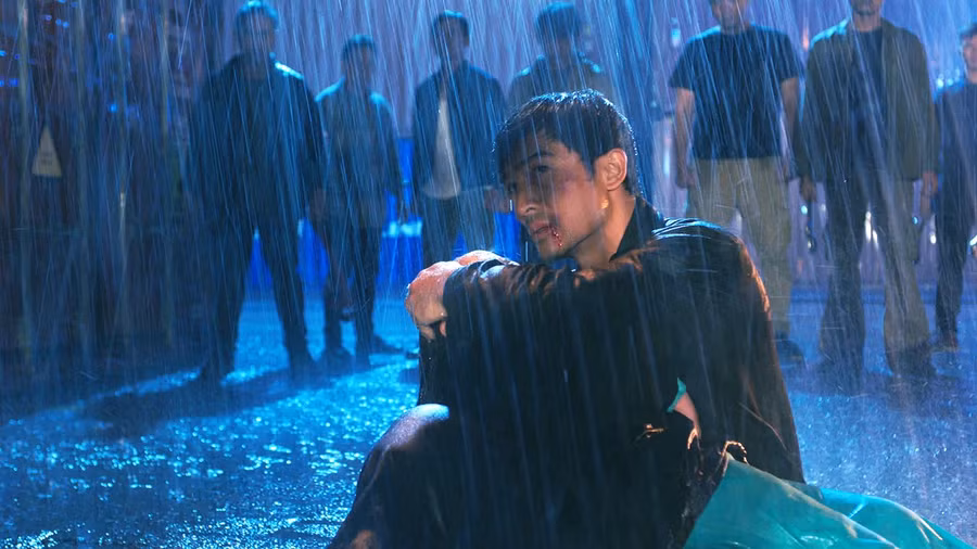 578: Phát đạn của kẻ điên kể về hành trình truy đuổi để trả thù và giành lại công lý cho cô con gái nhỏ của người cha tên Hùng (diễn viên Việt kiều Alexandre Nguyễn đảm nhiệm). Trên hành trình “đơn thương độc mã”, bị săn đuổi nghẹt thở, người cha nhận ra mình không chỉ đang đối đầu với một kẻ ác mà là cả một thế lực đen tối phía sau. Ảnh: ĐPCC