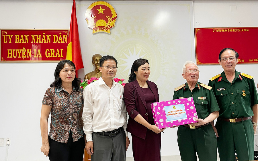Đại diện Ban Liên lạc truyền thống Đại đoàn Đồng Bằng-Sư đoàn 320 tặng quà cho lãnh đạo huyện Ia Grai. Ảnh: Phương Duyên Trung tướng Khuất Duy Tiến tặng quà của Ban Liên lạc truyền thống Đại đoàn Đồng Bằng-Sư đoàn 320 cho lãnh đạo huyện Ia Grai. Ảnh: Phương Duyên