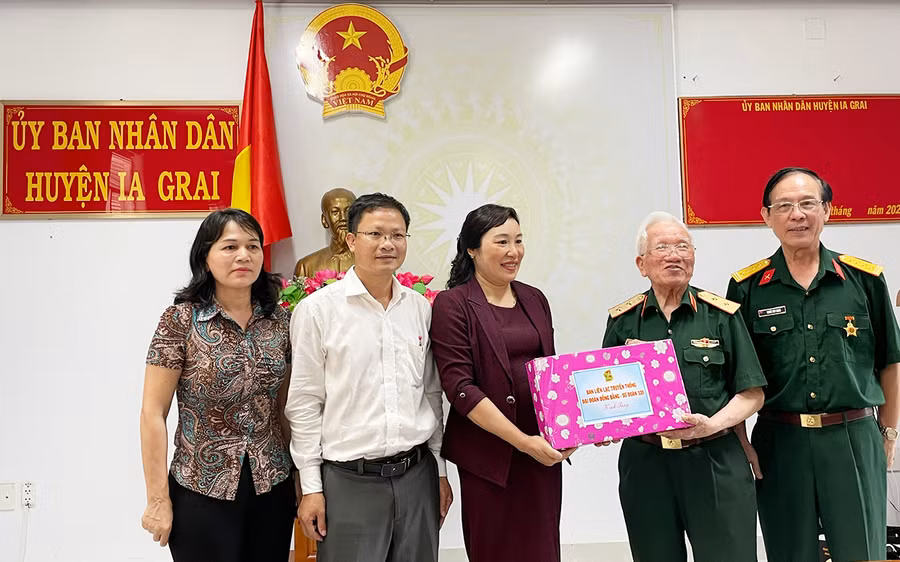 Trung tướng Khuất Duy Tiến tặng quà của Ban Liên lạc truyền thống Đại đoàn Đồng Bằng-Sư đoàn 320 cho lãnh đạo huyện Ia Grai. Ảnh: Phương Duyên