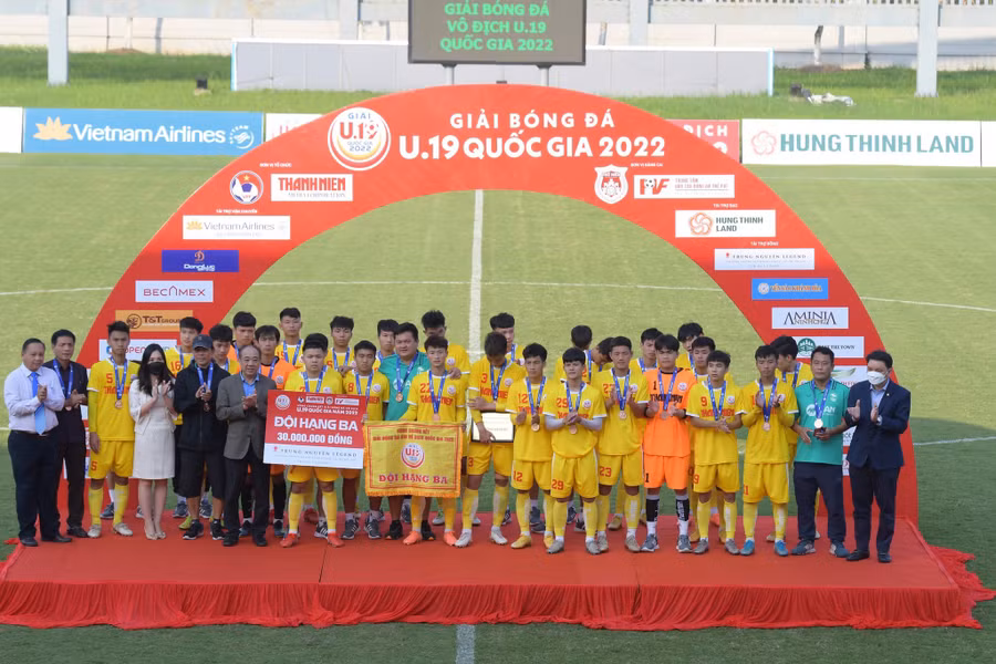 U.19 Sông lam Nghệ An giành giải đồng hạng ba. Tất cả đều rất nghiêm túc mang huy chương. Ảnh: Minh Hiếu