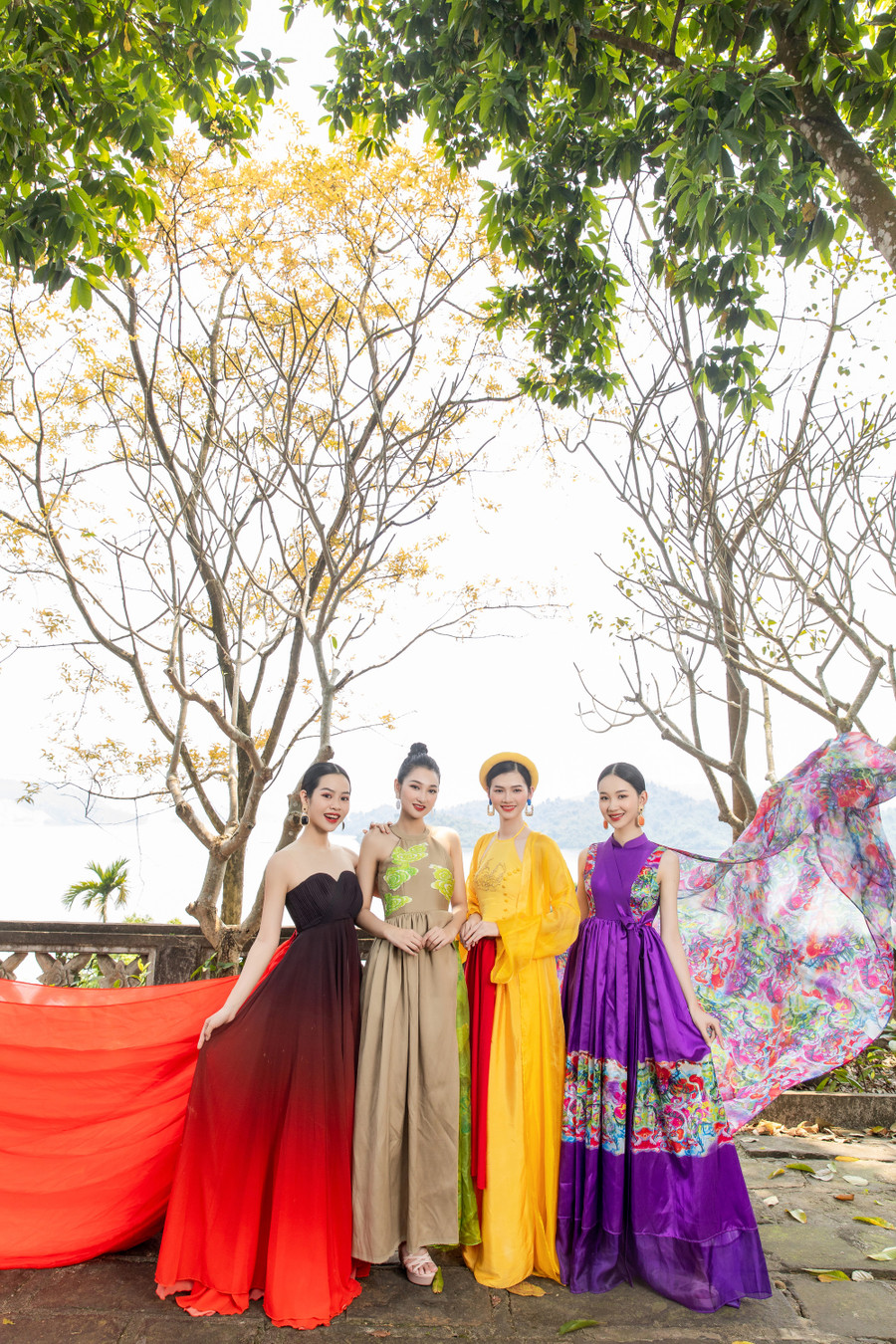  Dàn thí sinh lần lượt từ trái sang gồm Nguyễn Thị Thanh Trúc (SBD 138), Nguyễn Thị Phương Linh (SBD 104), Vũ Thị Lan Anh (SBD 237) và Lê Trúc Linh (SBD 426) lựa chọn những trang phục với màu sắc bắt mắt tự tin khoe dáng trước ống kính. (Ảnh: BTC)