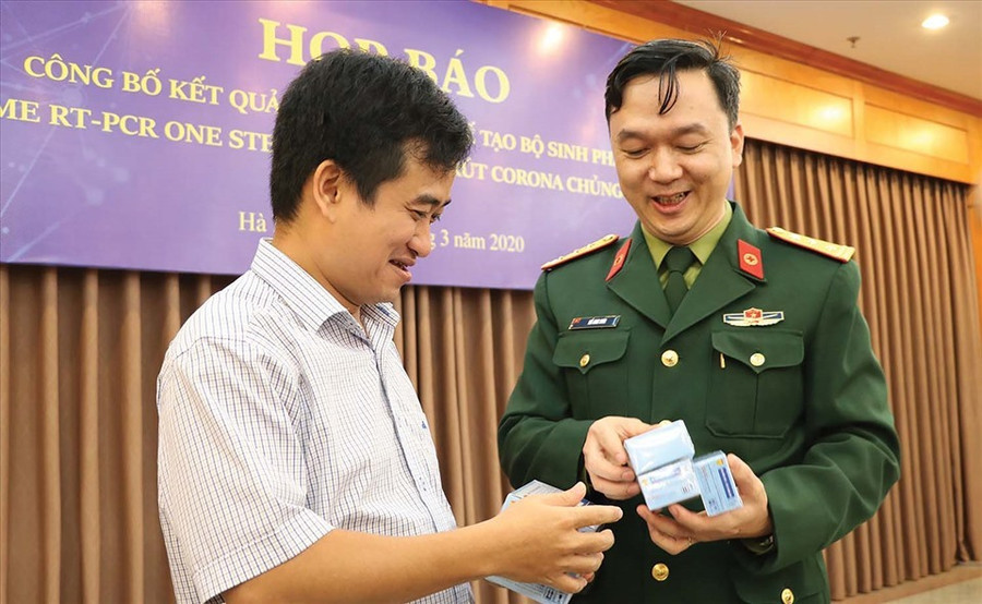 Phan Quốc Việt, Chủ tịch HĐQT kiêm Tổng Giám đốc Công ty Cổ phần Công nghệ Việt Á và Thượng tá Hồ Anh Sơn tại buổi họp báo công bố kết quả nghiên cứu chế tạo bộ kit phát hiện SARS-CoV-2 do Học viện Quân y và Công ty cổ phần Công nghệ Việt Á phối hợp thực hiện. Ảnh: Ng.Ph Phan Quốc Việt, Chủ tịch HĐQT kiêm Tổng Giám đốc Công ty Cổ phần Công nghệ Việt Á và Thượng tá Hồ Anh Sơn tại buổi họp báo công bố kết quả nghiên cứu chế tạo bộ kit phát hiện SARS-CoV-2 do Học viện Quân y và Công ty cổ phần Công nghệ Việt Á phối hợp thực hiện. Ảnh: Ng.Ph