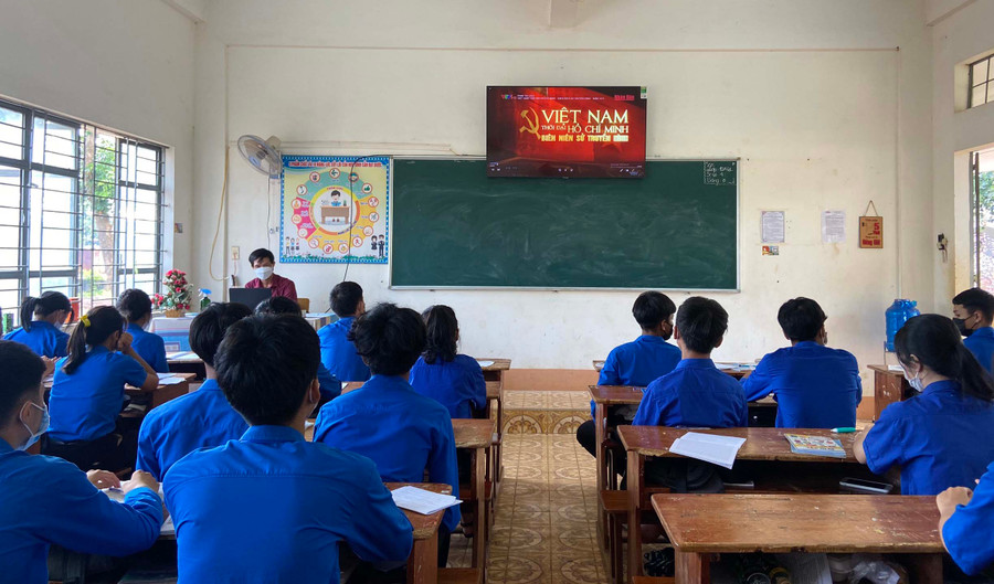 Các em học sinh Trường THPT Ya Ly xem phim tài liệu Việt Nam thời đại Hồ Chí Minh-Biên niên sử truyền hình. Ảnh: Phan Lài