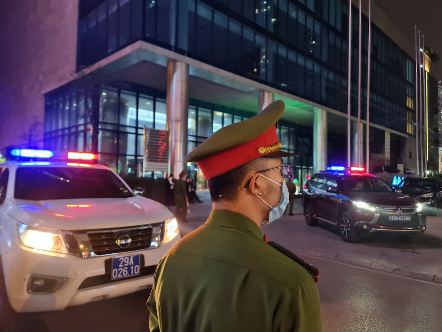 Lực lượng Bộ Công an khám xét trụ sở Tập đoàn FLC và Công ty CP Chứng khoán BOS. Ảnh: Đậu Tiến Đạt