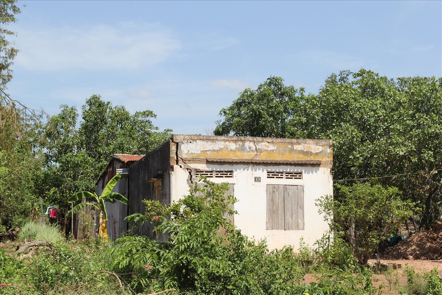 Hơn 20 năm nay, người dân ở vùng kinh tế mới ở xã Ia Rvê, huyện Ea Súp thiếu nước sản xuất trầm trọng nên lẩn quẩn đói nghèo. Ảnh: Phan Tuấn