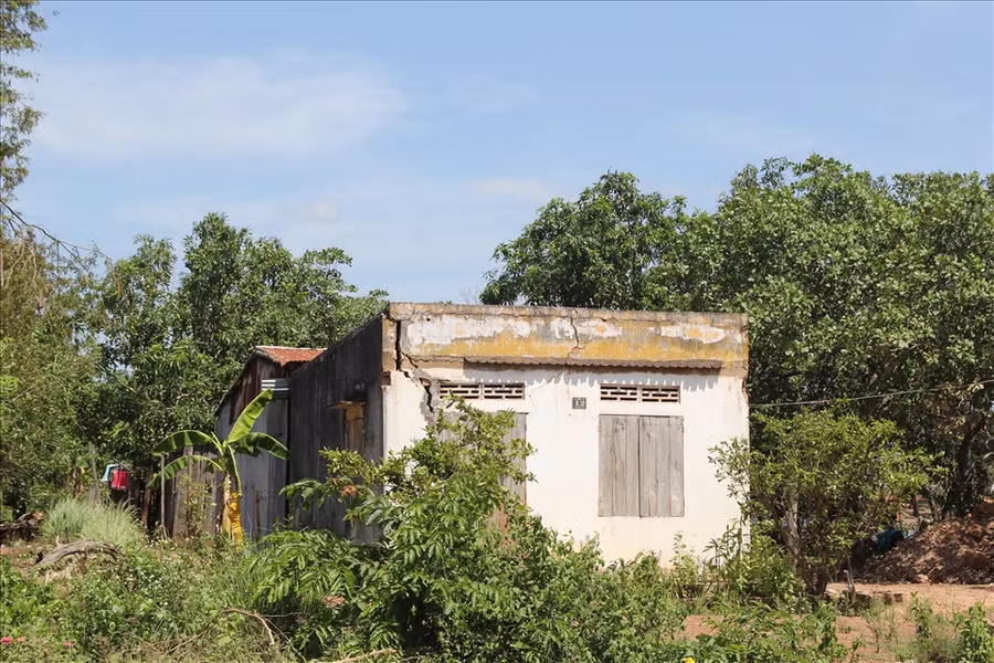 Hơn 20 năm nay, người dân ở vùng kinh tế mới ở xã Ia Rvê, huyện Ea Súp thiếu nước sản xuất trầm trọng nên lẩn quẩn đói nghèo. Ảnh: Phan Tuấn