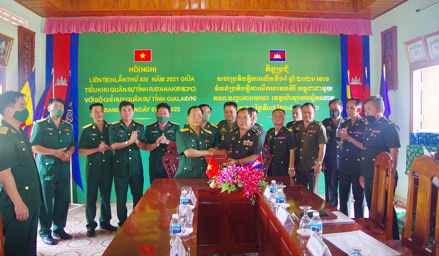 Tại hội nghị, đại diện lãnh đạo Tiểu khu Quân sự tỉnh Ratanakiri (Quân khu 1, Quân đội Hoàng gia Campuchia) và Bộ Chỉ huy Quân sự tỉnh Gia Lai ký kết bản ghi nhớ. Ảnh: Thanh Tuyền  Ký kết Bản ghi nhớ nội dung hội nghị liên tịch lần thứ 14 năm 2022. Ảnh: Thanh Tuyền