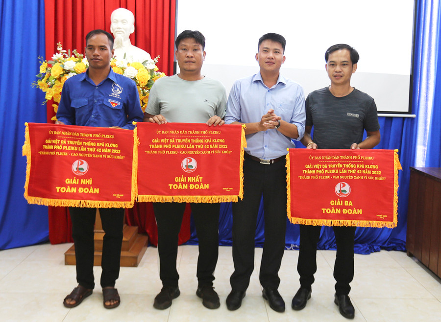 Ban tổ chức trao giải toàn đoàn cho các đơn vị giành thứ hạng cao ở hệ nam chính và nữ chính. Ảnh: Văn Ngọc