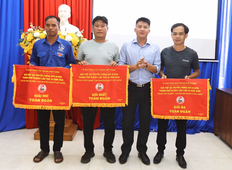 Ban tổ chức trao giải toàn đoàn cho các đơn vị giành thứ hạng cao ở hệ nam chính và nữ chính. Ảnh: Văn Ngọc Ban tổ chức trao giải toàn đoàn cho các đơn vị giành thứ hạng cao ở hệ nam chính và nữ chính. Ảnh: Văn Ngọc