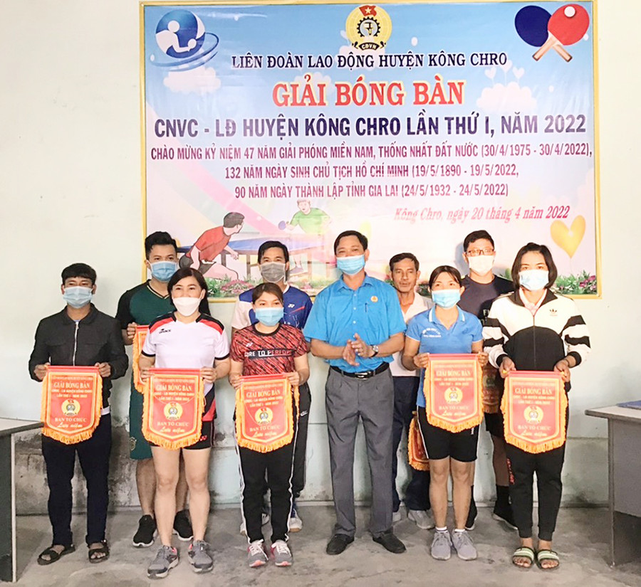 Lãnh đạo Liên đoàn Lao động huyện Kông Chro trao cờ lưu niệm cho các đội tham gia giải. Ảnh: Lê Đại Lãnh đạo LĐLĐ huyện Kông Chro trao cờ lưu niệm cho các đội tham gia giải. Ảnh: Lê Đại