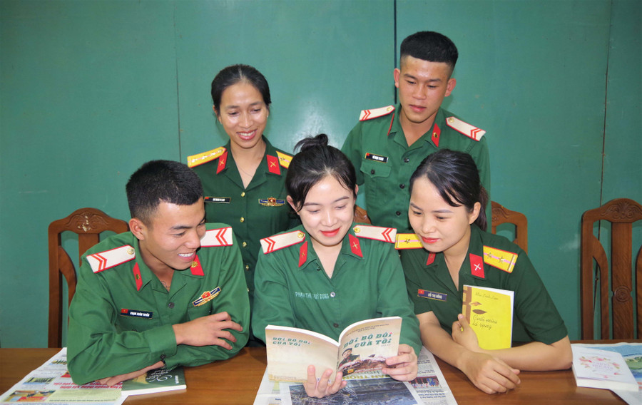 Cán bộ, chiến sĩ hưởng ứng văn hoá đọc. Ảnh: Huy Bắc