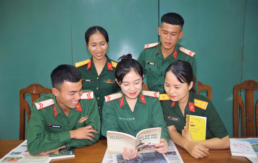 Cán bộ, chiến sĩ hưởng ứng văn hoá đọc. Ảnh: Huy Bắc