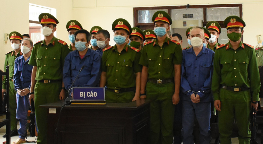 Các bị cáo tại phiên xét xử sơ thẩm. Ảnh: H.T. Các bị cáo tại phiên xét xử sơ thẩm. Ảnh: H.T.