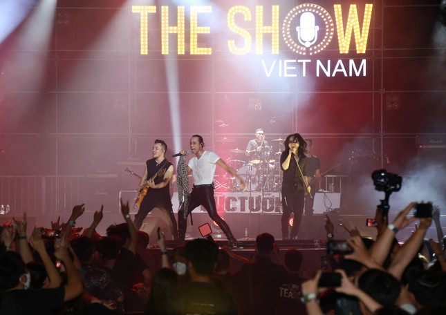 Tại cuộc hội ngộ lần này, Phạm Anh Khoa và Việt Lâm cùng mashup hit Mắt đen - Bông hồng thủy tinh và gửi tặng khán giả những sáng tác đình đám khác của cố nhạc sĩ Trần Lập.