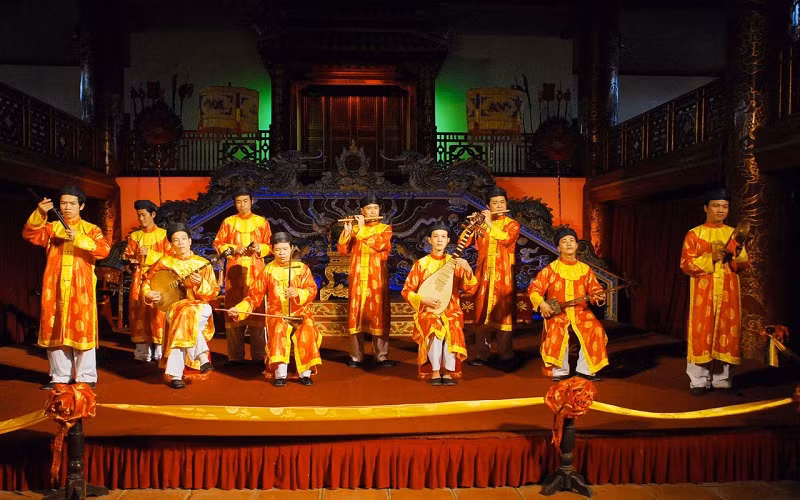 Biểu diễn nghệ thuật với nhạc cụ truyền thống.