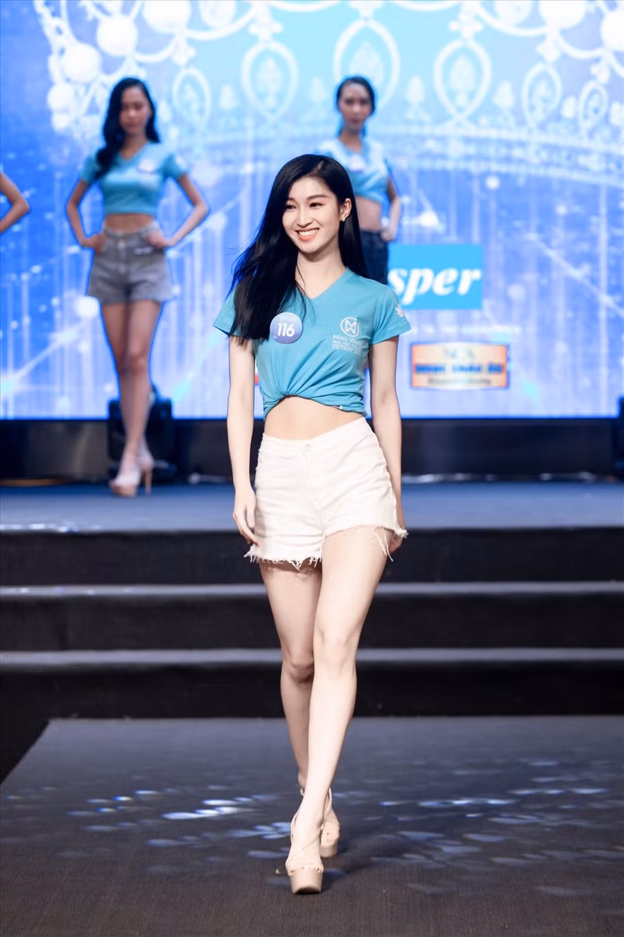  Thí sinh Nguyễn Phương Nhi sở hữu vẻ đẹp ngọt ngào và là một trong những thí sinh được quan tâm nhất hiện nay. Nguyễn Phương Nhi sinh năm 2000, quê Thanh Hóa, hiện đang theo học ngành Luật thương mại Quốc tế, Đại học Luật Hà Nội. Người đẹp thành thạo tiếng Anh và Tây Ban Nha. Ảnh: MWVN.