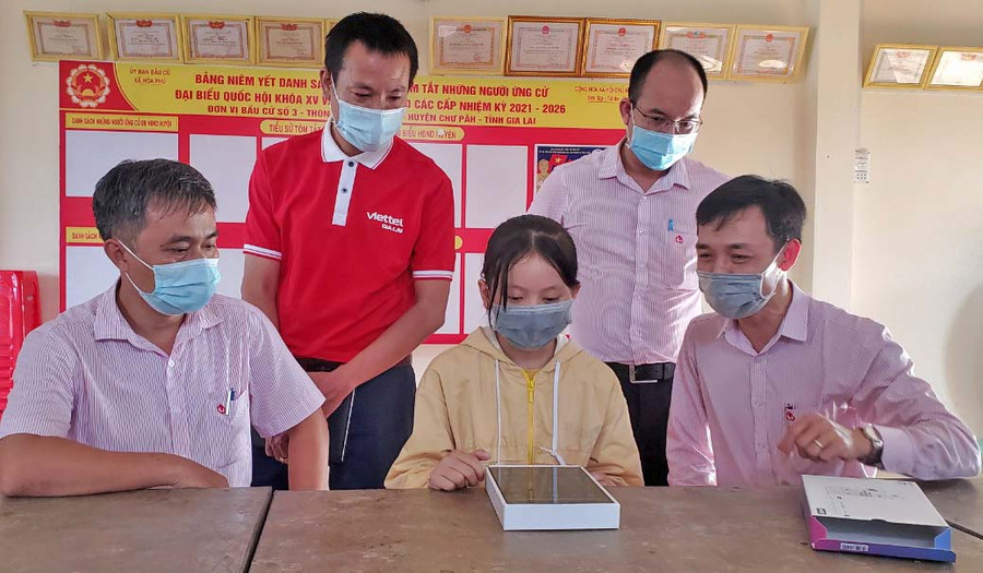 Những học sinh, sinh viên có hoàn cảnh gia đình khó khăn sẽ được vay vốn để mua máy tính, thiết bị học tập. Ảnh: Sơn Ca