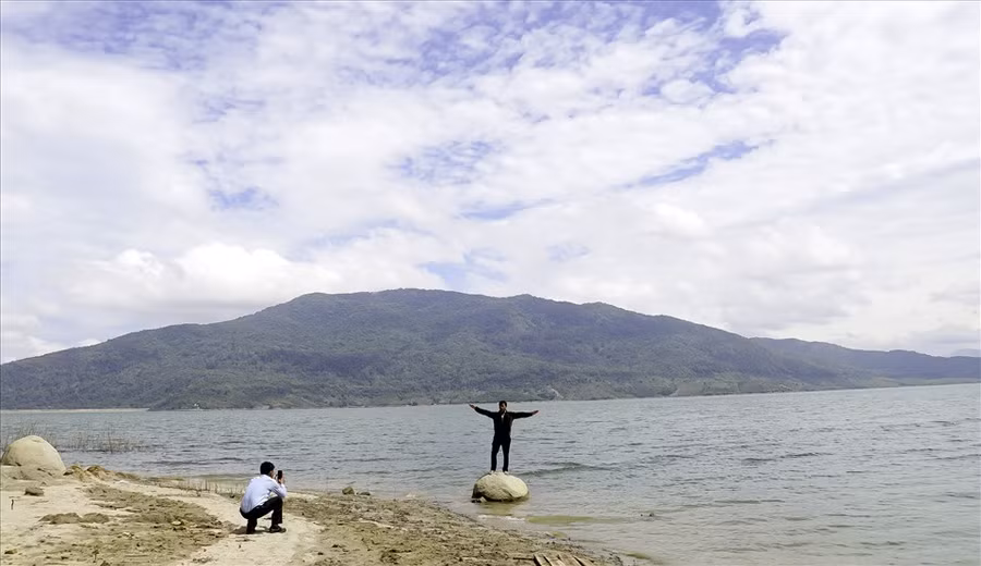 Nhiều người đã đến bãi “biển” ở Đắk Nông để vui chơi, giải trí, chụp hình lưu niệm.