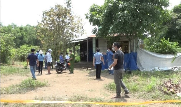 Cảnh sát tổ chức khám nghiệm hiện trường vụ án. (Ảnh: TTXVN phát) Cảnh sát tổ chức khám nghiệm hiện trường vụ án. (Ảnh: TTXVN phát)