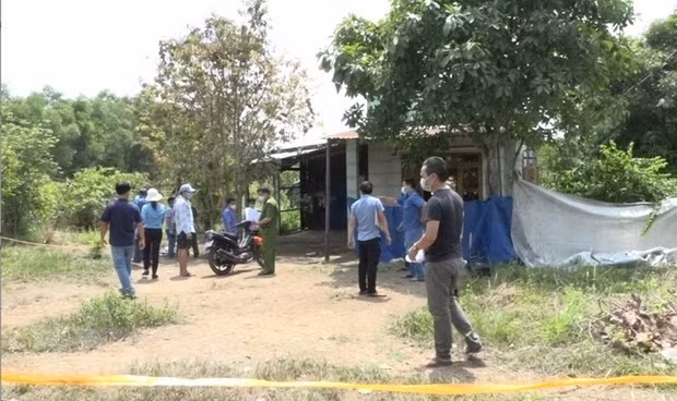 Cảnh sát tổ chức khám nghiệm hiện trường vụ án. (Ảnh: TTXVN phát)