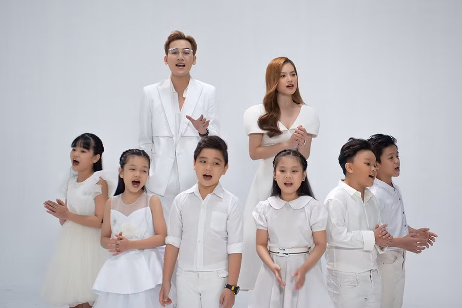 Nữ ca sĩ thuyết phục Ali Hoàng Dương cùng tham gia dự án ý nghĩa này. Ảnh: NVCC