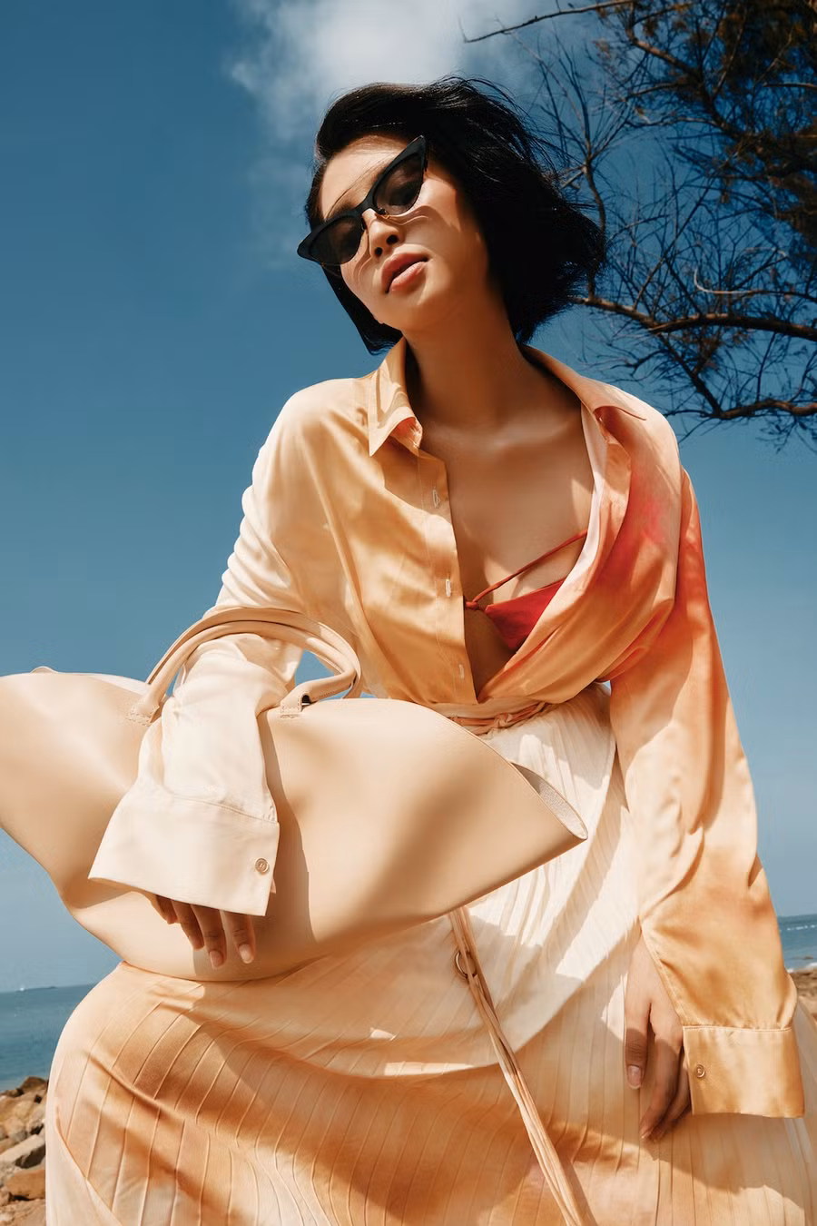 Tiểu Vy cũng là hoa hậu hiếm hoi theo đuổi phong cách gợi cảm sau khi đăng quang. Trong ảnh, người đẹp diện thiết kế xẻ sâu đầy nóng bỏng