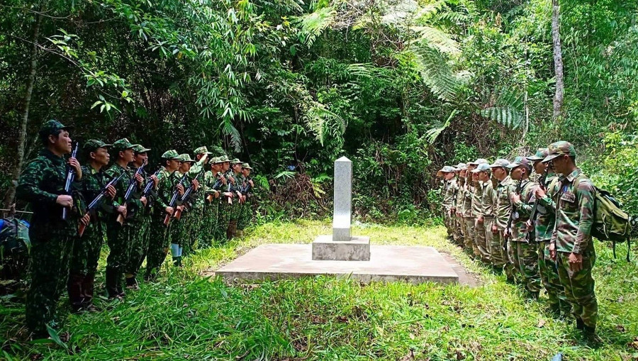 Cán bộ, chiến sĩ Đồn Biên phòng La Êê phối hợp với Đại đội bảo vệ biên giới 533 của Lào tuần tra, bảo vệ cột mốc, đường biên. Cán bộ, chiến sĩ Đồn Biên phòng La Êê phối hợp với Đại đội bảo vệ biên giới 533 của Lào tuần tra, bảo vệ cột mốc, đường biên.
