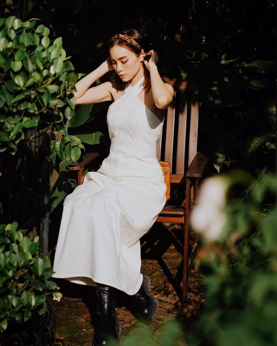  Váy maxi màu trắng cổ yếm thanh lịch và hút mắt nhìn bởi vẻ đẹp tự nhiên của người mặc.