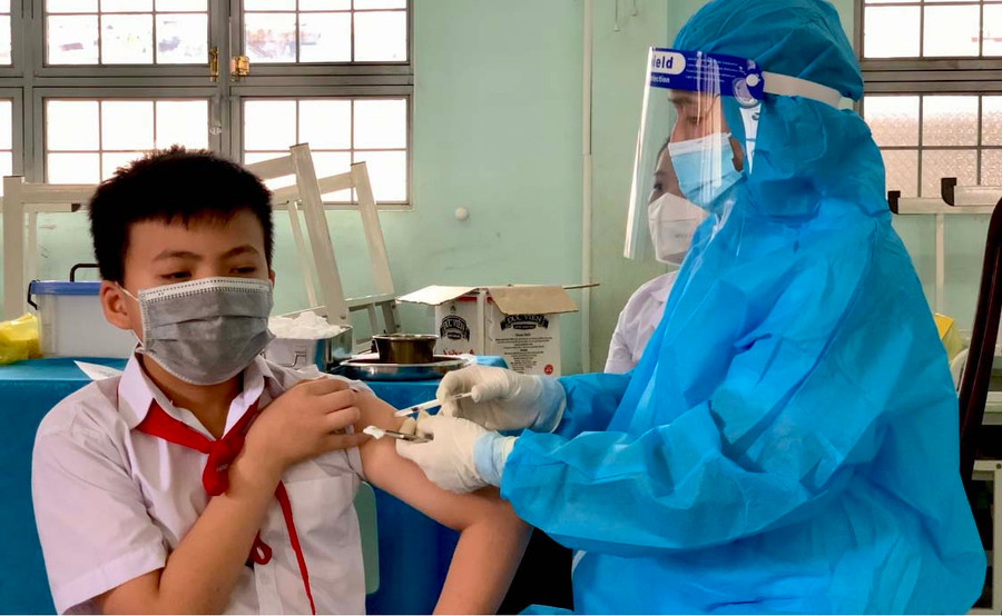 Sáng 26-4, đồng loạt 22 xã, phường trên địa bàn TP. Pleiku triển khai tiêm vắc xin phòng Covid-19 cho trẻ từ 5 đến dưới 12 tuổi. Ảnh: Như Nguyện